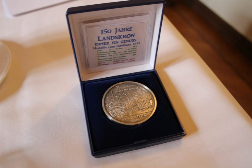 Auch die Medaille zum Jubiläum ist limitiert. Sie gibt es genau 150 Mal. Foto: Keil