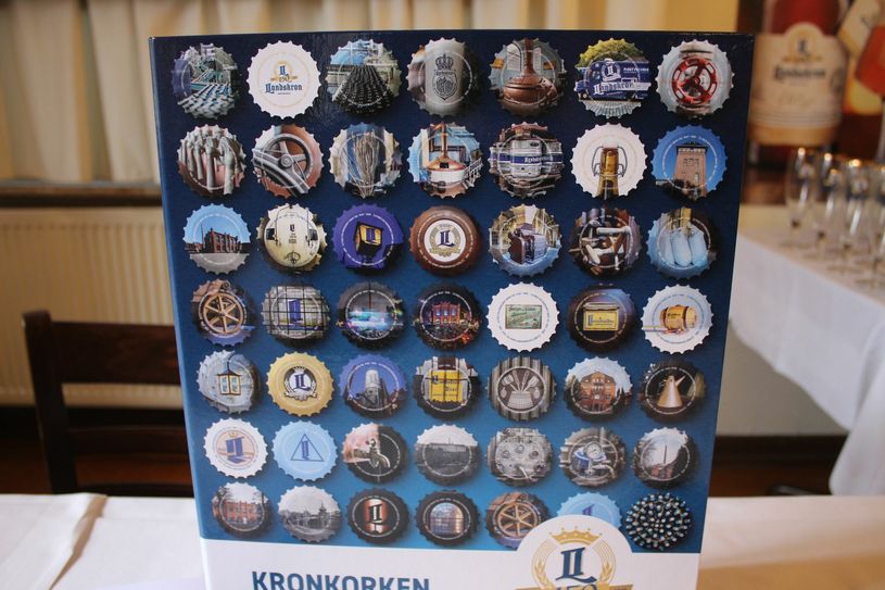 Die Kronkorken auf den Bierflaschen werden von Mai bis Dezember besondere Motive tragen. 150 verschiedene Kronkorken gibt es. Wer sie sammeln will, kann sich das passende Sammelalbum bei Landskron besorgen. Foto: Keil