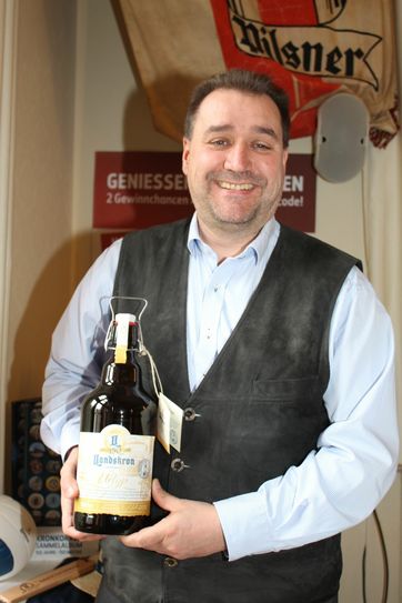 Braumeister Matthias Grall zeigt das Jubiläumsbier, das in limitierter Stückzahl produziert wird. Foto: Keil