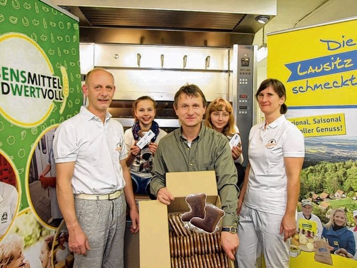 Pfefferküchler Ingo Holling, Melissa Saring, Sebastian Klotsche vom SLK, Carolin Herrmann und Martina Holling (v. l.) vor dem Backofen der Pfefferküchlerei Max Schäfer. Foto: pm