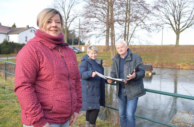 In Vertretung der Dorfgemeinschaft anwesend: Diana Kunath (vorn) und Teresa Hilger mit dem Bürgermeister Gerald Meyer.