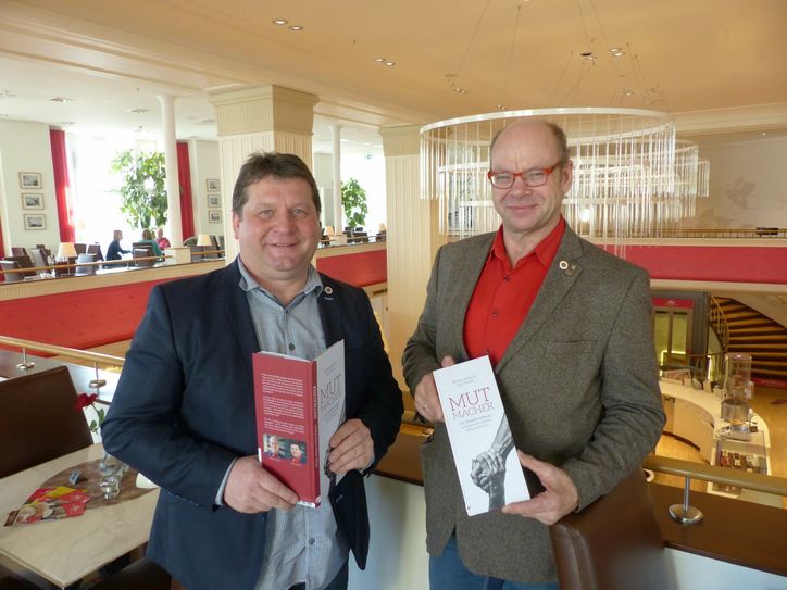 Die Buchautoren und Geschäftsführer der „Gemeinhardt Gerüstbau Service GmbH“: Dirk Eckart (li.) und Walter Stuber