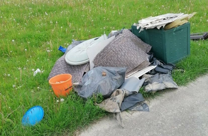 Zwei der Funde von Bianka Sieber: Beutel mit Schlachtabfällen, die am Ortsausgang Jauernick-Buschbach einfach auf eine Wiese geworfen worden waren und Müll, der an der Plattenstraße zwischen Jauernick und Pfaffendorfstand.