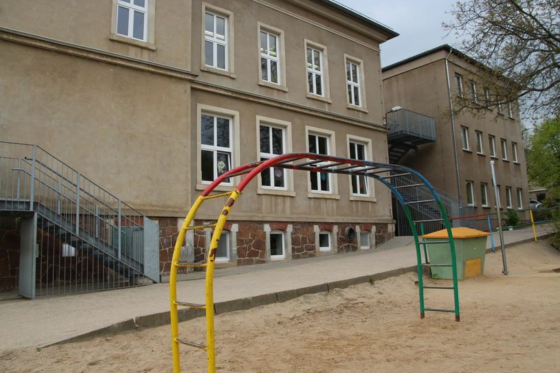Die Questenberg-Schule wird erneuert und erweitert, deshalb werden die Kinder im nächsten Schuljahr in der neuen Grundschule am Aritaring lernen und müssen dafür einen langen Schulweg in Kauf nehmen. Foto: Farrar