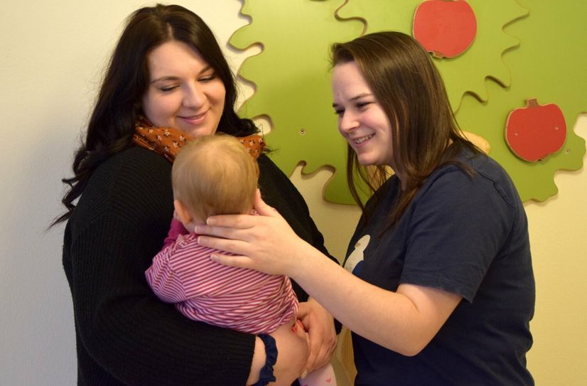 Finja Liebsch und Chiara Prazak-Nitsche, die beiden Tagesmuttis in der neuen Kindertagespflege »Nestwärme«.  Foto: DRK Kreisverband Zittau