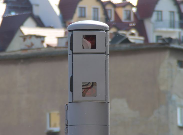 In etwa zwei Meter hohen grauen Säulen befinden sich die Objektive der Kamerasysteme und ein Laserblitzsystem. Foto: T. Keil