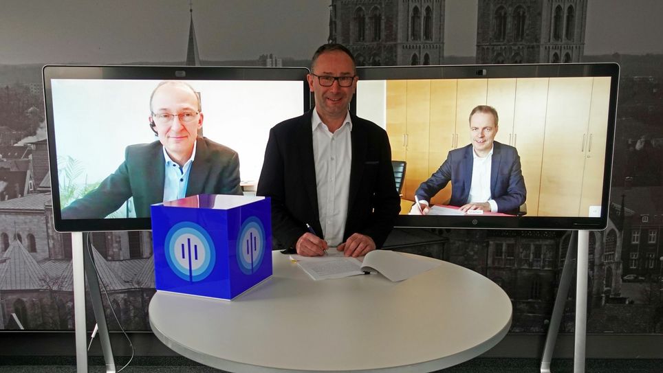 V.l: Dr. Robert Franke (Leiter des Amtes für Wirtschaftsförderung der Landeshauptstadt Dresden), Dr. Bruno Jacobfeuerborn (Geschäftsführer DFMG Deutsche Funkturm GmbH) und Dr. Frank Brinkmann, Vorstandsvorsitzender der SachsenEnergie und Sprecher der Geschäftsführung der Technischen Werke Dresden (TWD) bei der (digtalen) Unterzeichnung der Vereinbarung. Foto:DFMG Deutsche Funkturm GmbH