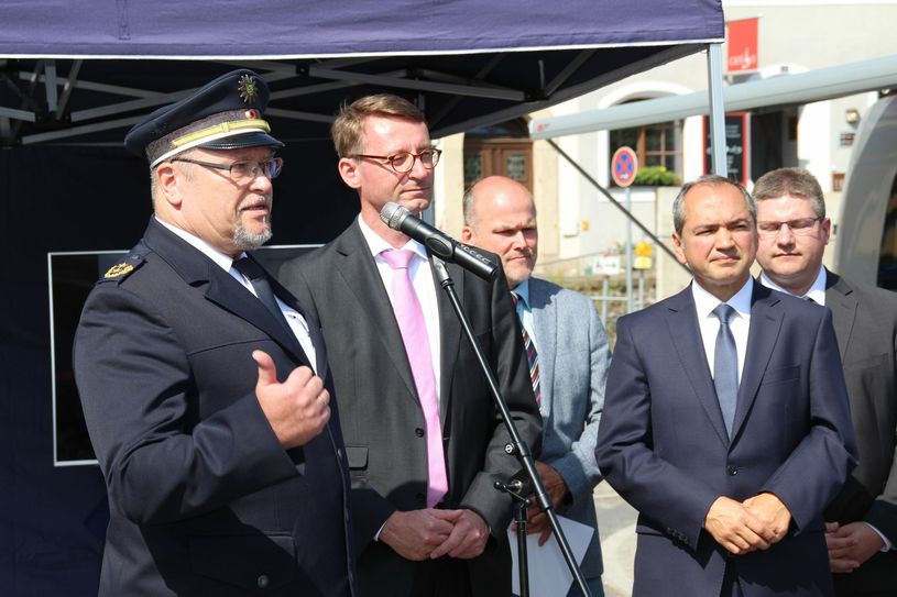 Manfred Weißbach, Präsident der Polizeidirektion Görlitz, Innenminister Prof. Roland Wöller und Oberbürgermeister Octavian Ursu (vorne, v.l.n.r.) bei der Inbetriebnahme der Videoüberwachung. Foto: T. Keil