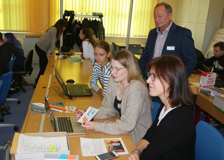 Als eins von sechs Teams ist das »Team Marketing« für die Bekanntmachung der Ausbildungsbörse verantwortlich. Nach Erfahrungen der Vorjahre werden wieder 1.000 Besucher erwartet.                    Foto: Farrar
