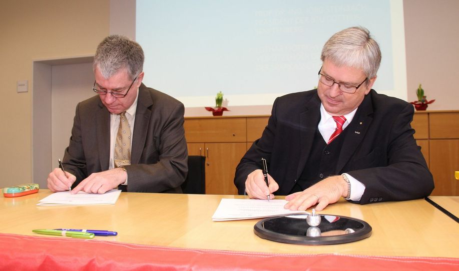 Der Vorsitzende des Vorstandes der Sparkasse, Lothar Piotrowski (li.), und BTU-Präsident Prof. Dr.-Ing. Jörg Steinbach unterzeichnen die Vereinbarung. Fotos: sts