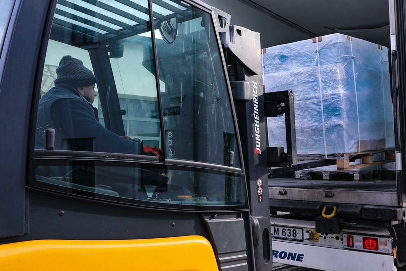 Die ersten Eisblöcke sind geliefert ...