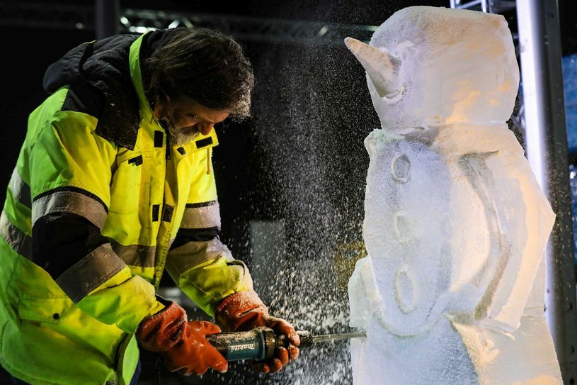 Martin de Zoete ist einer der 23 Künstler, die Eisblöcke in traumhaft schöne Skulpturen verwandeln.