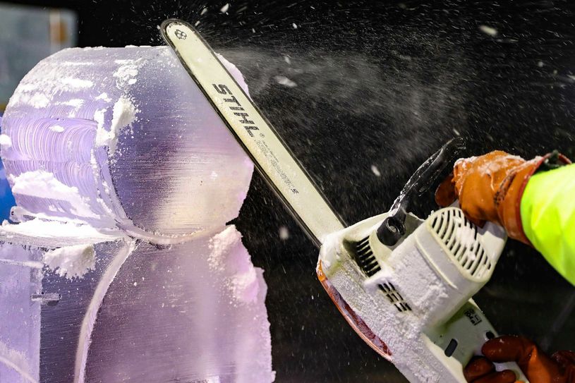 ... das Eisschnitzen hat begonnen. Foto: Eiswelt Dresden
