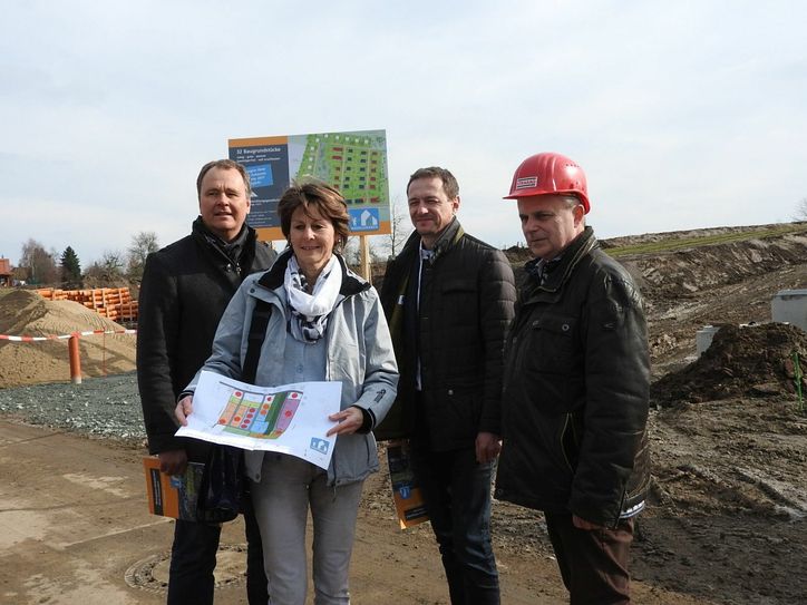 Christian Flörke (li.) zeigt mit SEP-Mitarbeiterin Katrin Tepper und Vertretern der Baufirmen den Bauplan.                 Foto: Wo