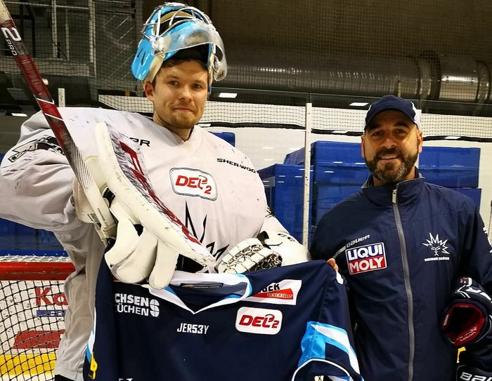 Torhüter Riku Helenius und Cheftrainer Rico Rossi. Foto: Dresdner Eislöwen