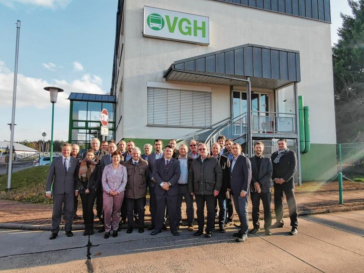 Das 19. Treffen führte die Teilnehmer des Wirtschaftsverkehrsnetzwerkes  zur Hoyerswerdaer Verkehrsgesellschaft ins Industriegelände. Foto: VGH