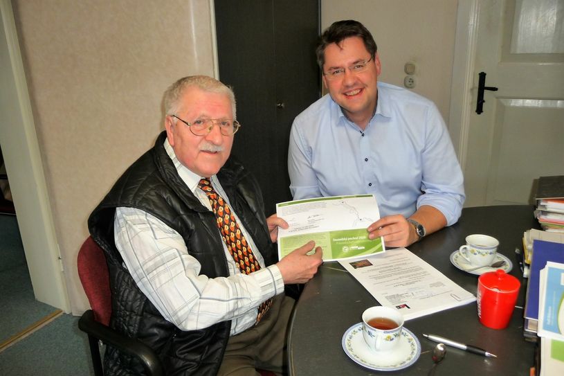 Dank Unterstützung durch Hohnsteins Bürgermeister Daniel Brade (re.), hier bei der Besprechung mit Klaus Fiedler (li.) konnte ein tolles neues Programm der Wanderung zusammengestellt werden. Foto: privat