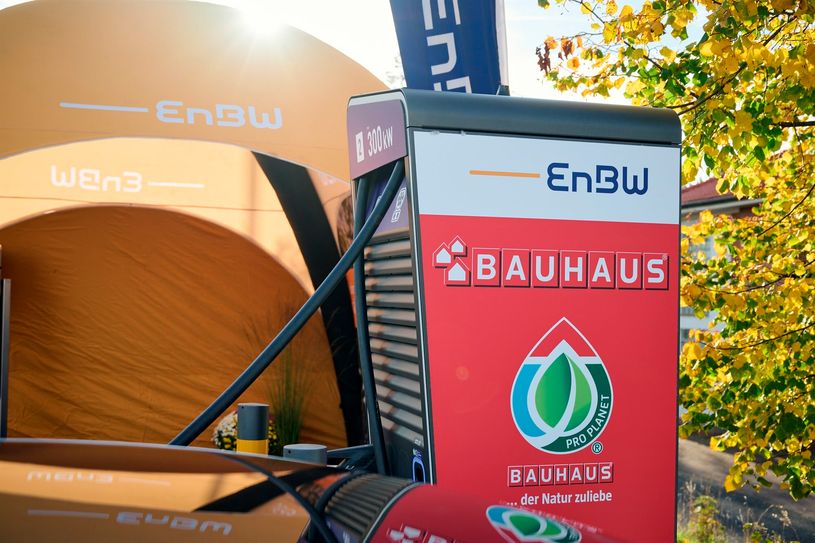 Schnellladen im EnBW HyperNetz jetzt auch an Bauhaus Fachcentren in Cottbus.