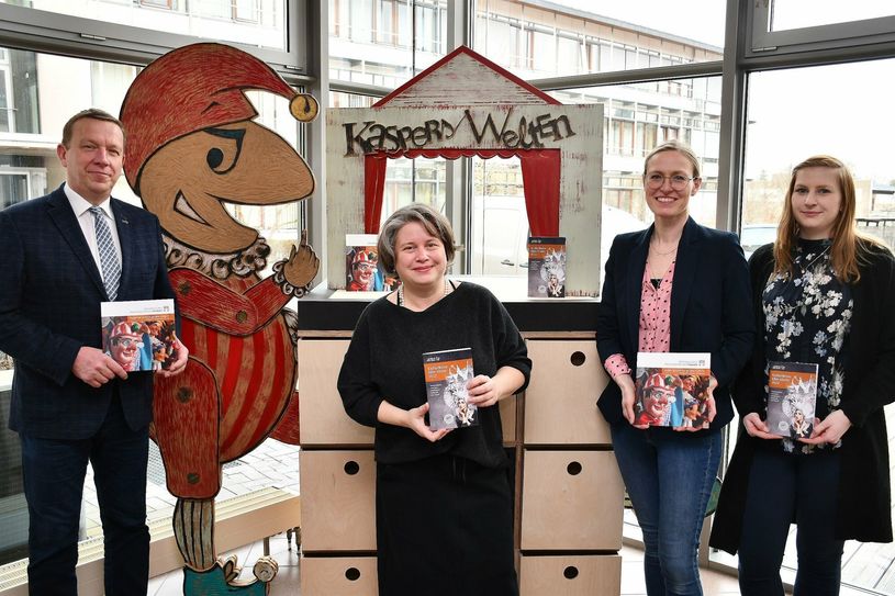 Freuen sich auf ein ereignisreiches Puppenspieljahr 2022 (v.l.n.r).: Landrat Christian Heinrich-Jaschinski, Babette Weber, Leiterin des Museumsverbundes Elbe-Elster, Susanne Wegner und Maja Brix aus dem Amt für Strukturentwicklung und Kultur des Landkreises.
