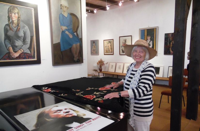 Helga Luzens in der Ausstellung am Flügel.