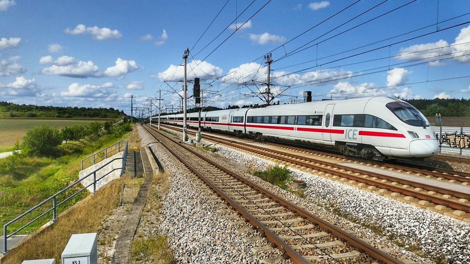 Drei Straßenprojekte sind beschlossen, bei den Schienenwegen sticht eine ICE-Trasse als Leuchtturmprojekt hervor. Foto: pixabay/Holzijue