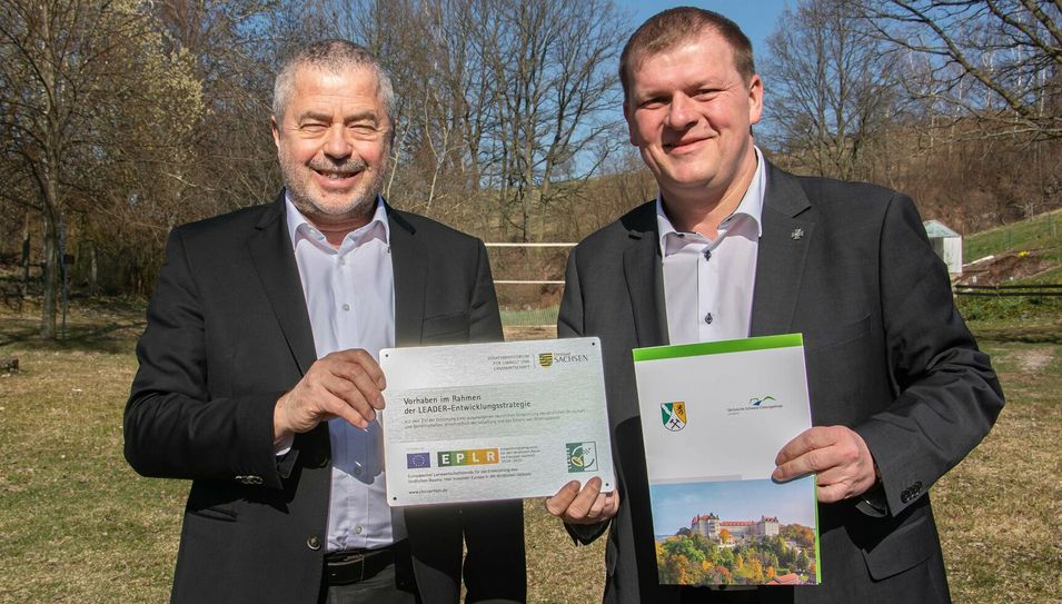 Landrat Michael Geisler (li.) übergibt den Fördermittelbescheid an den Rabenauer Bürgermeister Thomas Paul.