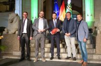 v.l.n.r. Staatsminister Roland Wöller MdL, Staatsminister Christian Piwarz MdL, Ministerpräsident Michael Kretschmer, Dresden-Monarchs-Präsident Sören Glöckner und Dresden-Monarchs-Geschäftsführer Jörg Dreßler