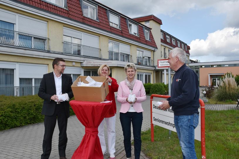 Dietmar Loose (r.) von der Erstaufnahmeeinrichtung in Doberlug-Kirchhain übergab 500 selbstgenähte Mund-Nasen-Bedeckungen an den DRK-KV Lausitz. Foto: DRK-KV Lausitz/D. Petermann
