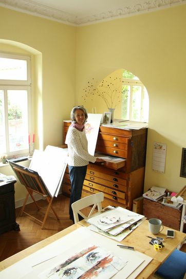 Die Künstlerin Silvia Ibach hat die Gruppe „KunstSpuren“ in Radebeul initiiert. Auch sie öffnet am Sonntag ihr Atelier den Besuchern. Foto: Lindackers