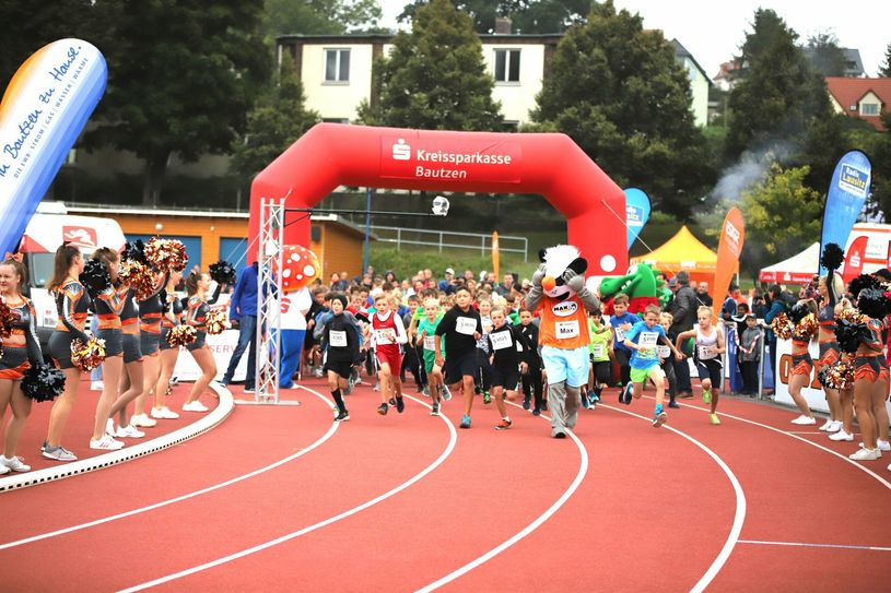 Nicht nur von den Cheerleadern des BLV Bautzen werden die zahlreichen kleinen und großen Läufer zum Stadtlauf angefeuert, auch Familie und Freunde sind als Unterstützung vor Ort gern gesehen.