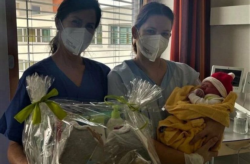 Hebamme Sabine Heduschka (li.) und Mama Dorothee Krauser mit dem Weihnachtsbaby Laura Marie.