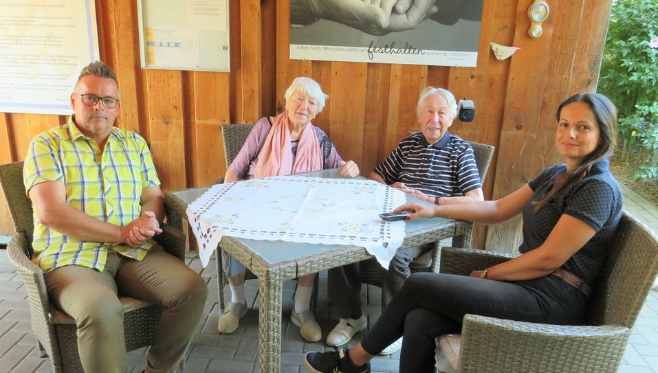 Zu den Gratulanten von Anneliese und Horst Knoblauch (im Hintergrund) gehören auch der Inhaber der »Herbstsonne«, Karsten Rudolph, und Pflegedienstleiterin Mandy Jahndel.