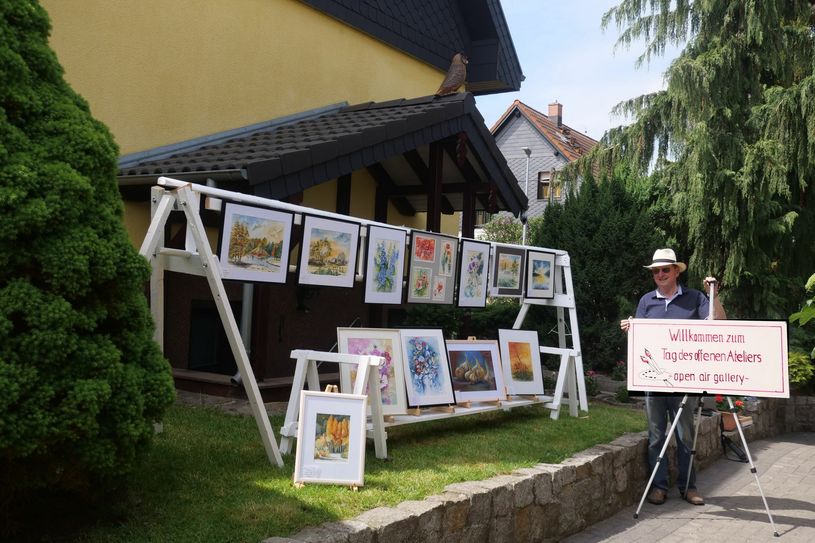 Der Initiator der »Offenen Ateliers«, Hans Müller, zeigt am 5. und 6. September unter anderem seine »Corona«-Werke in der Open-air-gallery in der Peitzer Ackerstraße 5. Foto: Müller