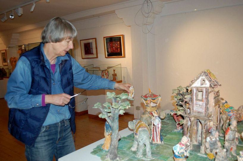 Dr. Maria Dunkel vor der Krippe ihres Mannes.
