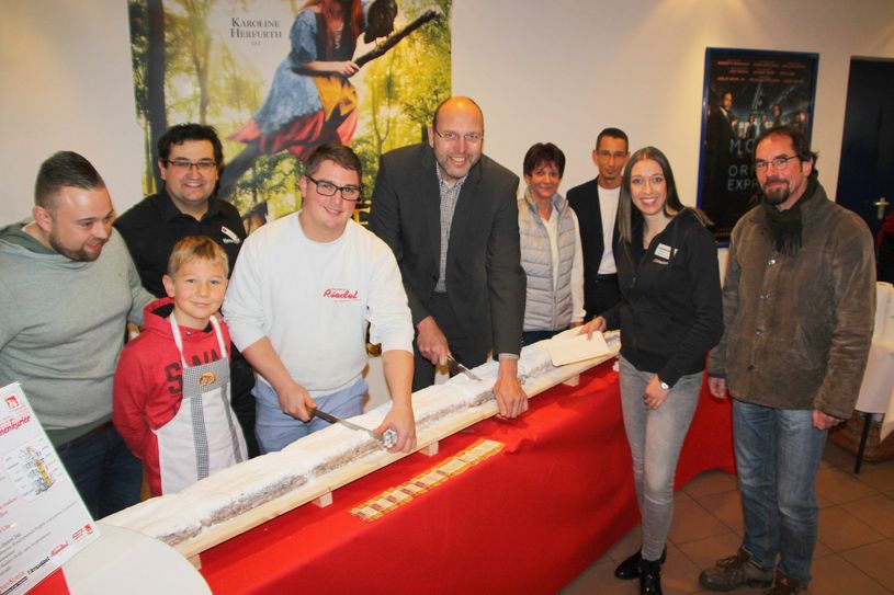 Mit dem Anschnitt des Riesenstollens geht die diesjährige Spendenaktion des WochenKuriers für die Kinder des "Schmalen Hauses" zu Ende. Fotos: Farrar