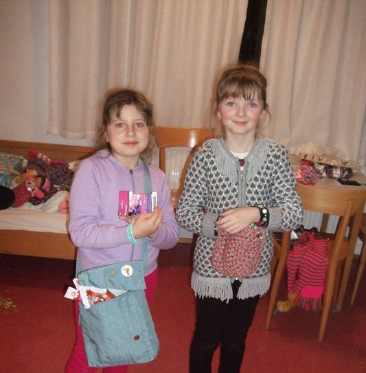 Lisa und Katja mit den Geschenken, die die WochenKurier-Leser schickten – die reichten von schicken Stricksachen über Taschen, individuellen Modeschmuck bis zu Puppenkleidern. Foto: privat