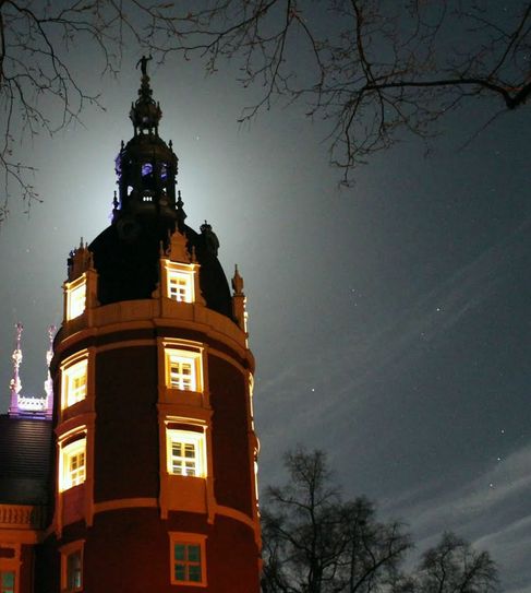 Zur Inszenierung gehört auch, dass punktuell Lichtstationen an ausgewählten Gebäuden, hier das Neue Schloss, und Baumgruppen installiert werden. Foto: E. Brucksch/Archiv