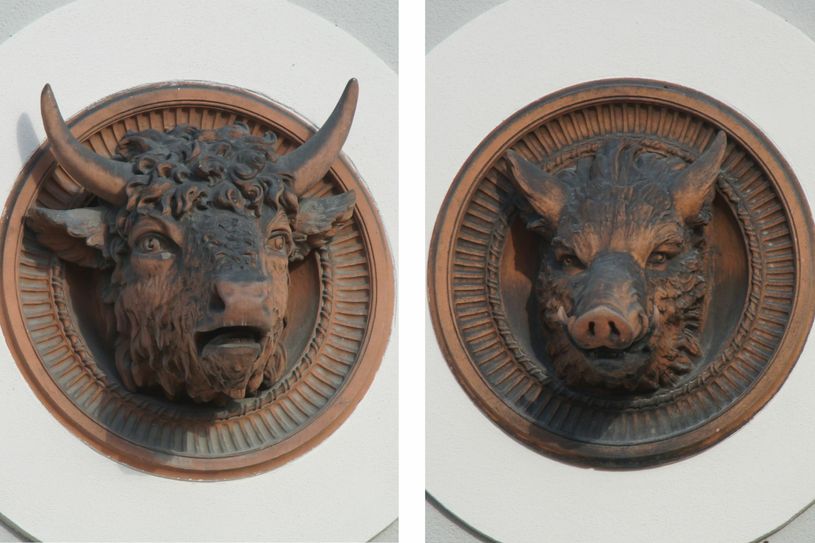 Diese zwei Tierköpfe zieren die Fassade. Sie wurden beim Abriss des Städtischen Schlachthofs Löbau gerettet und anschließen restauriert. Foto: T. Keil