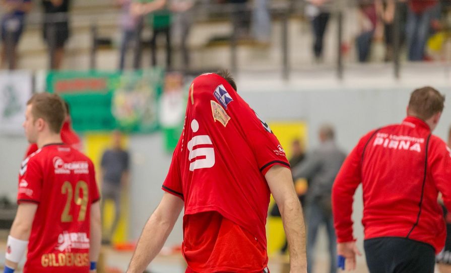 Die Spieler waren ausgepowert und auch frustriert nach den zweifelhaften Schirientscheidungen.  Foto: M. Förster