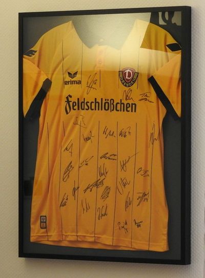 Hat einen Ehrenplatz im Familienzimmer: Das Trikot der laufenden Spielzeit mit allen Spieler-Unterschriften
