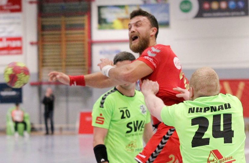 Krzystof Kusal tankt sich am Kreis durch.