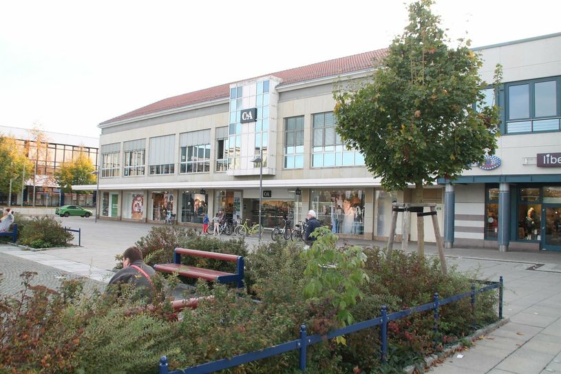 Der Manager des benachbarten Lausitzcenters, Dieter Henke: »Ich bin dankbar, dass es eine Karenzzeit von acht Monaten gibt. Es wäre viel schlimmer, wenn die Schließung sofort erfolgt wäre. So haben wir Zeit uns Gedanken zu machen, mit Interessenten ins Gespräch zu kommen und haben acht Monate Luft, um am Ende das Richtige zu machen."