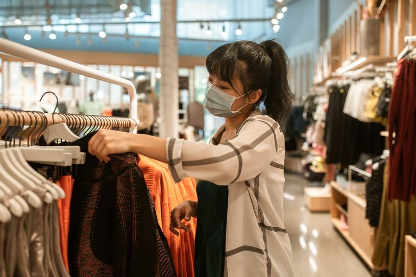 Macht keinen großen Spaß - geht aber zur Not: Einkaufen mit Maske. Foto: RODNAE Productions /Pexels