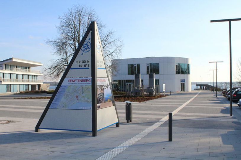 Das neue Infosegel am Hafeneingang verbindet in Zukunft historische und aktuelle Informationen. Foto: Stadt Senftenberg