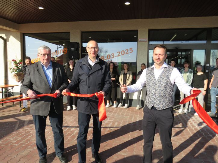 Oberbürgermeister Karsten Vogt (m.) und Stadtrat Heiner Schleppers (l.) eröffnen gemeinsam mit Firmenchef Clemens Haaser (r.) die neue Filiale.
