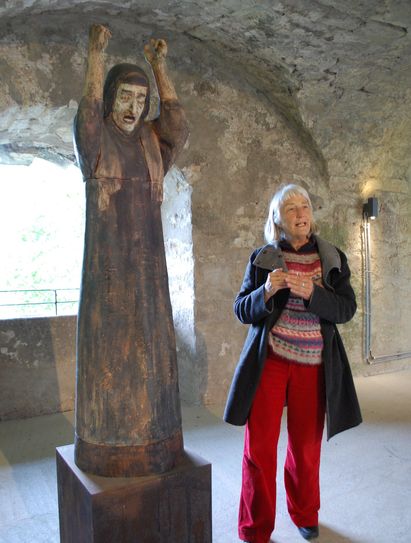 Die Kuratorin Christiane Stoebe vor der »Klagenden« von Ludmila Seefried-Matejkova.