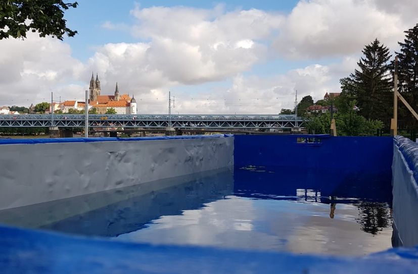 Aus einem einfachen Container entstand ein Ort, an dem es sich nicht nur gut baden, sondern auch entspannt diskutieren lässt.