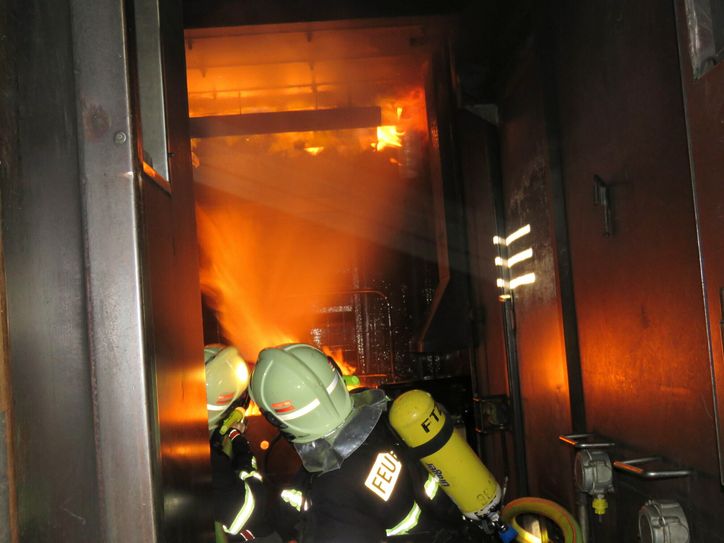 In der mobilen Brandübungsanlage können die Kameraden der Feuerwehr unter sehr realitästnahen Umständen die Brandbekämpfung trainieren. Foto: Matthias Stark