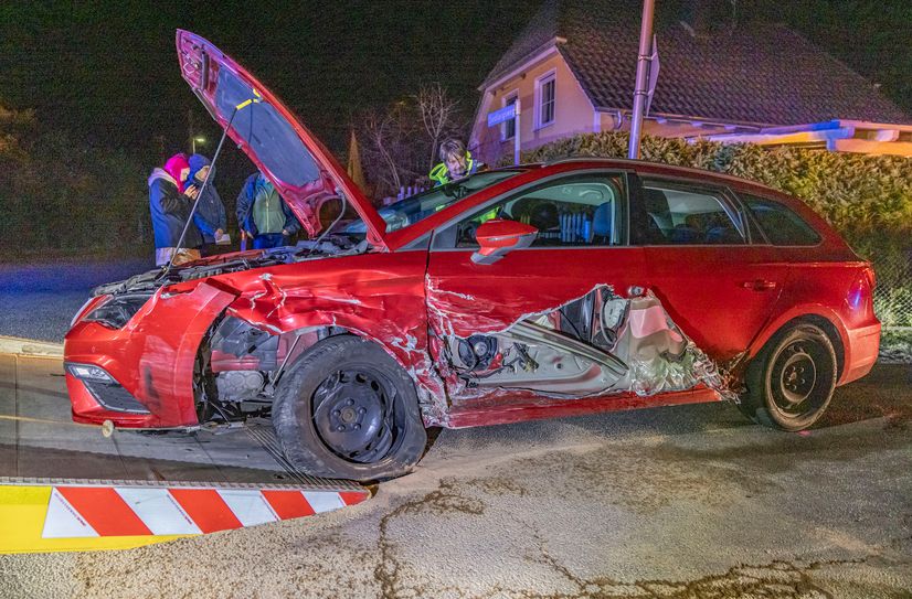 Der 35-Jährige eines dunklen Audi A6 war auf der Dippoldiswalder Straße auf die Gegenfahrbahn geraten und seitlich frontal mit einem rötlichen Seat zusammengestoßen.