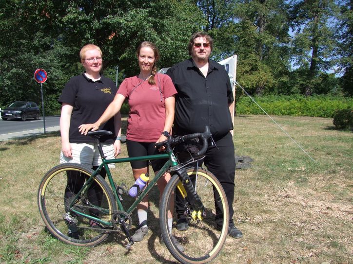 Seit vielen Jahren warten Anwohner wie Ulrike Springborn (l.) und Mark-Andres Hohm auf einen Radweg an der S 59 zwischen Weixdorf und  Hermsdorf. Mit der Petition wolle man die Landespolitik wieder auf die dringende Umsetzung dieses Radwegprojektes aufmerksam machen, so Isabell Gall, ADFC-Referentin für Radverkehr in ländlichen Regionen (Mitte).